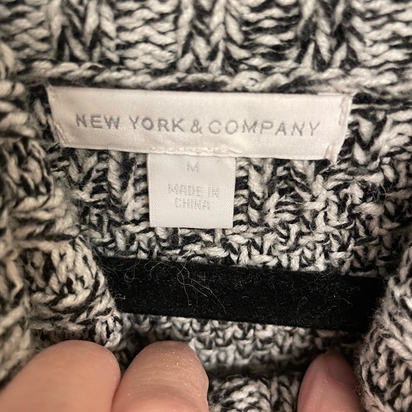 Women’s New York & Company Sweater Size M - Picture 2 of 4